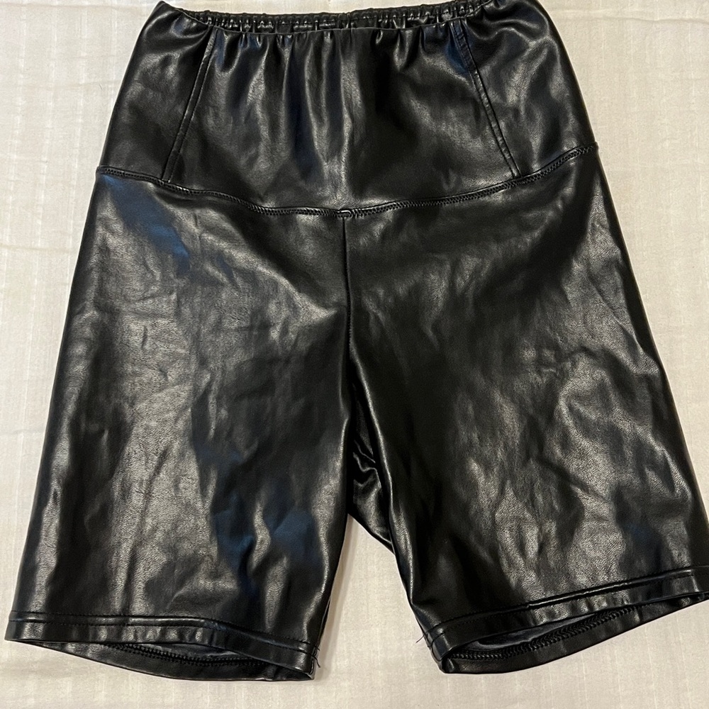 Aritzia Wilfred Free faux leather black biker shorts size XXS